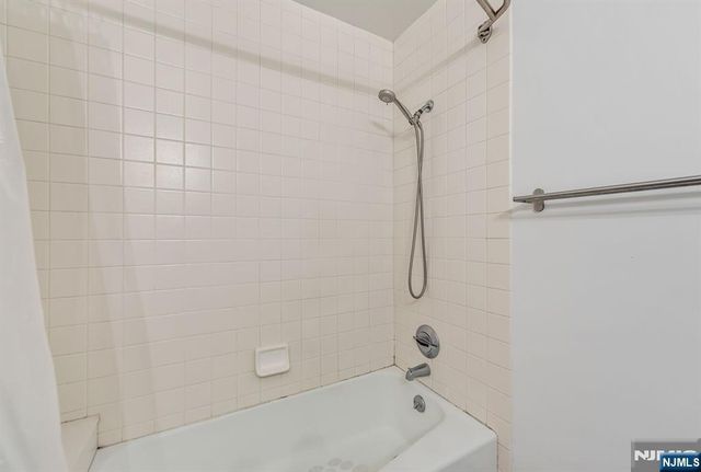 16 Grand Cove Way C16, Edgewater, NJ 07020