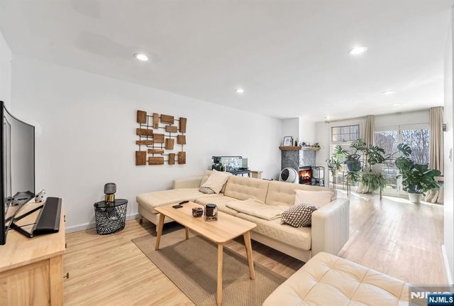 16 Grand Cove Way C16, Edgewater, NJ 07020