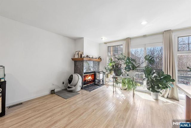 16 Grand Cove Way C16, Edgewater, NJ 07020
