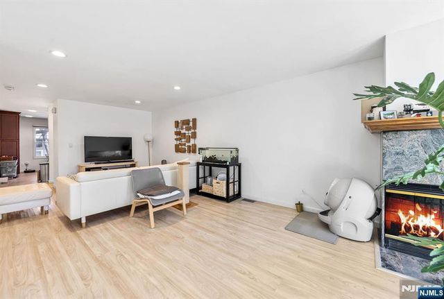 16 Grand Cove Way C16, Edgewater, NJ 07020