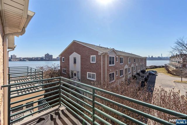 16 Grand Cove Way C16, Edgewater, NJ 07020