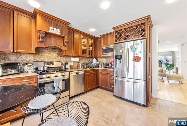 16 Grand Cove Way C16, Edgewater, NJ 07020