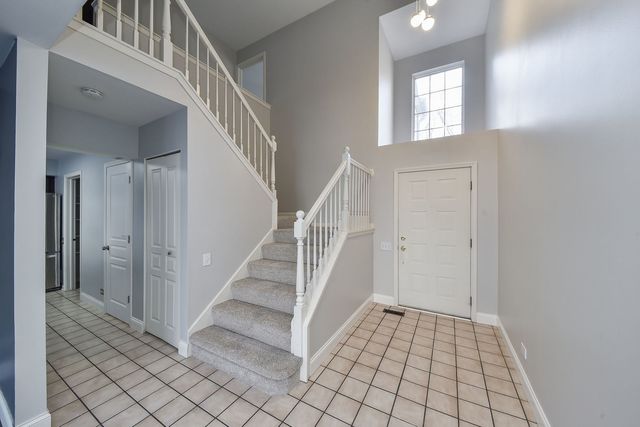 86 Cambridge Avenue, Streamwood, IL 60107