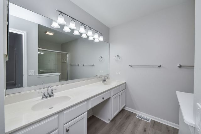 86 Cambridge Avenue, Streamwood, IL 60107