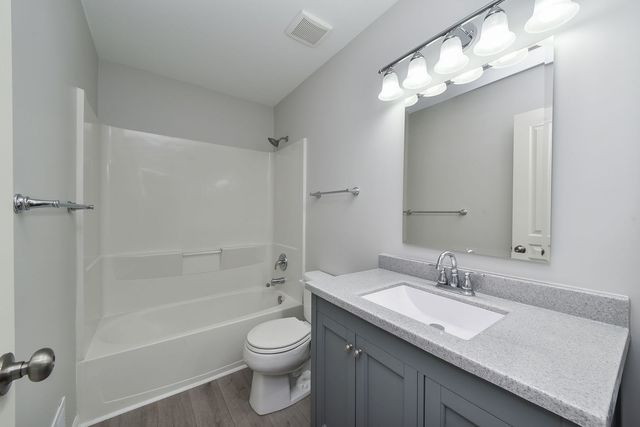 86 Cambridge Avenue, Streamwood, IL 60107