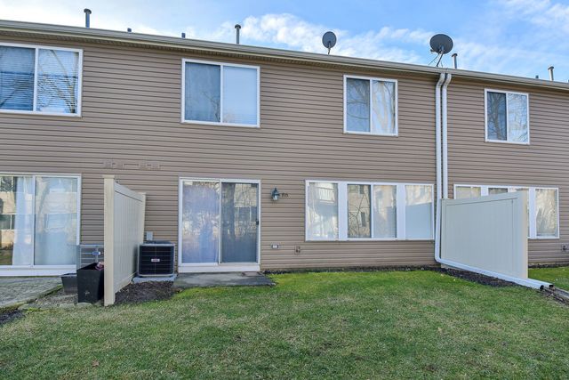 86 Cambridge Avenue, Streamwood, IL 60107