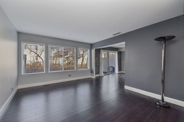 86 Cambridge Avenue, Streamwood, IL 60107