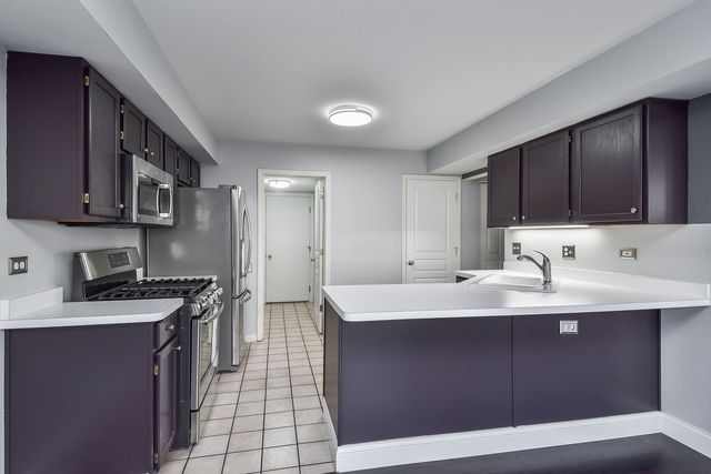 86 Cambridge Avenue, Streamwood, IL 60107