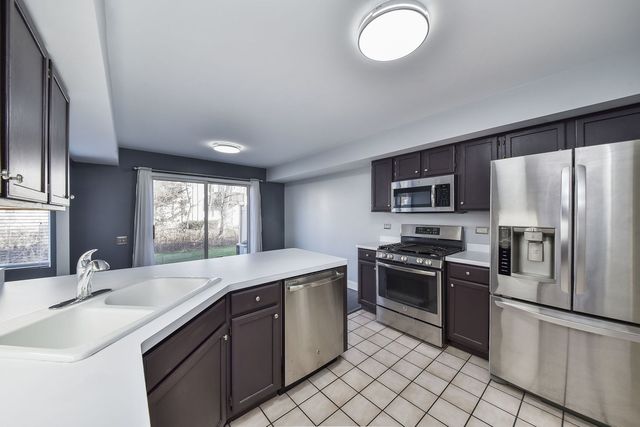 86 Cambridge Avenue, Streamwood, IL 60107