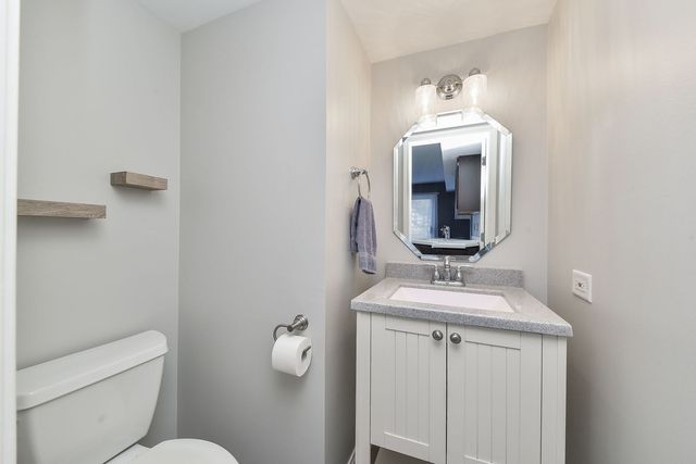 86 Cambridge Avenue, Streamwood, IL 60107