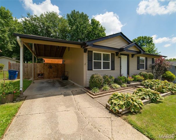 1334 Saint Gregory Lane, St Charles, MO 63304