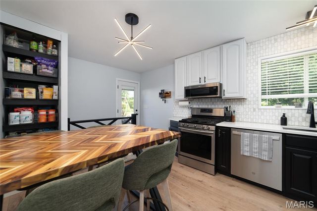1334 Saint Gregory Lane, St Charles, MO 63304