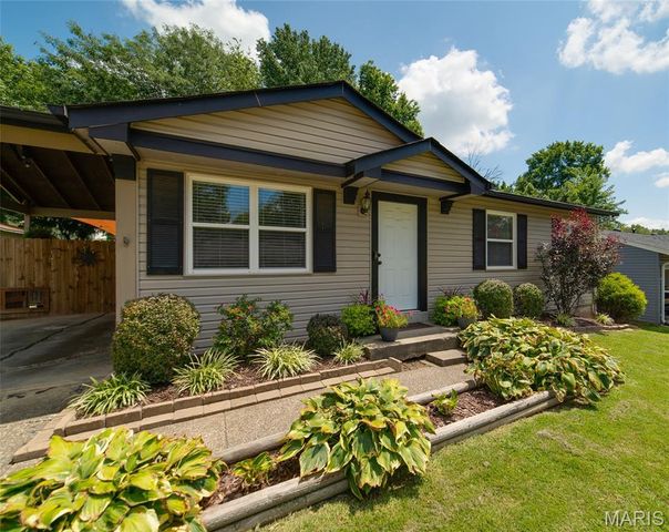 1334 Saint Gregory Lane, St Charles, MO 63304
