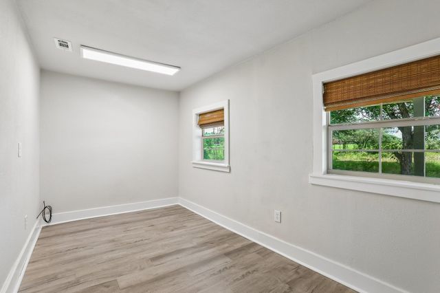 2089 Fm 1704, Elgin, TX 78621