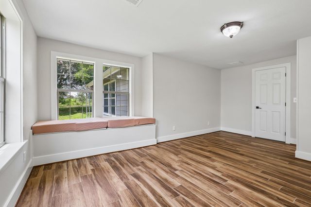 2089 Fm 1704, Elgin, TX 78621