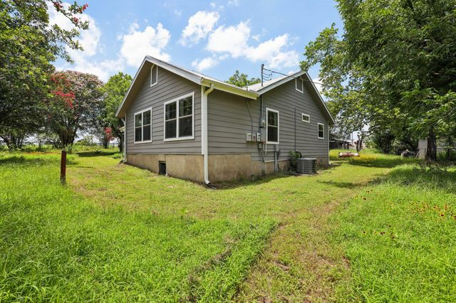 2089 Fm 1704, Elgin, TX 78621
