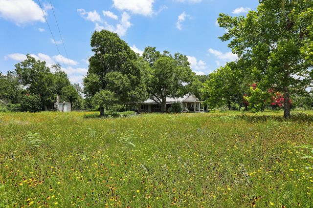 2089 Fm 1704, Elgin, TX 78621