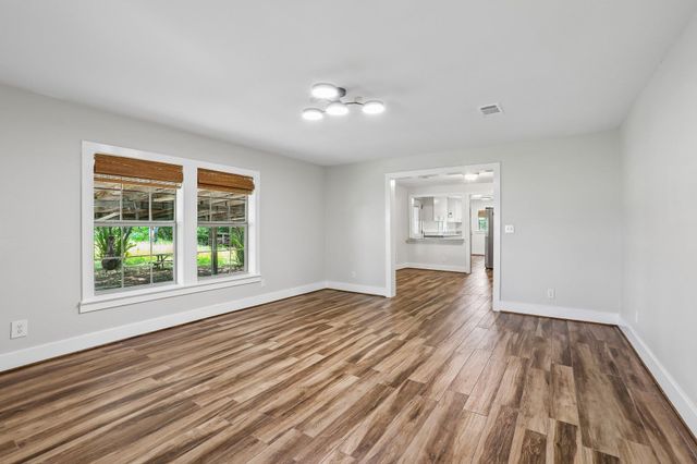 2089 Fm 1704, Elgin, TX 78621