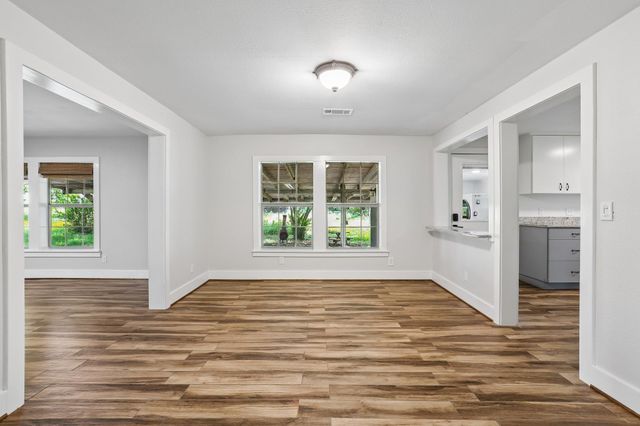 2089 Fm 1704, Elgin, TX 78621