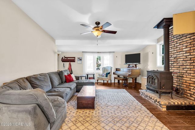 9 Central Avenue, Waretown, NJ 08758
