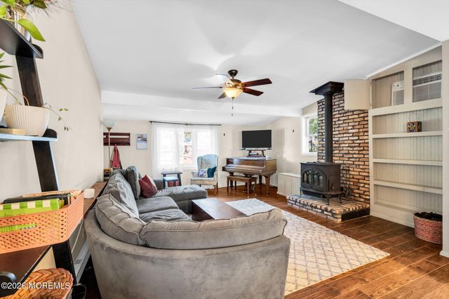 9 Central Avenue, Waretown, NJ 08758
