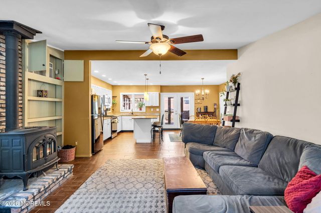9 Central Avenue, Waretown, NJ 08758