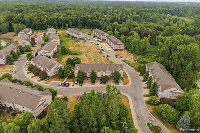 2138 Knotty Pine Trail, Howell, MI 48855