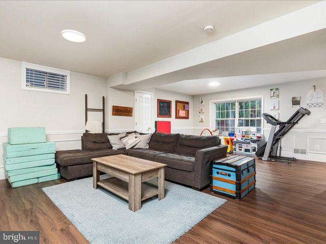 209 E A ST, Purcellville, VA 20132