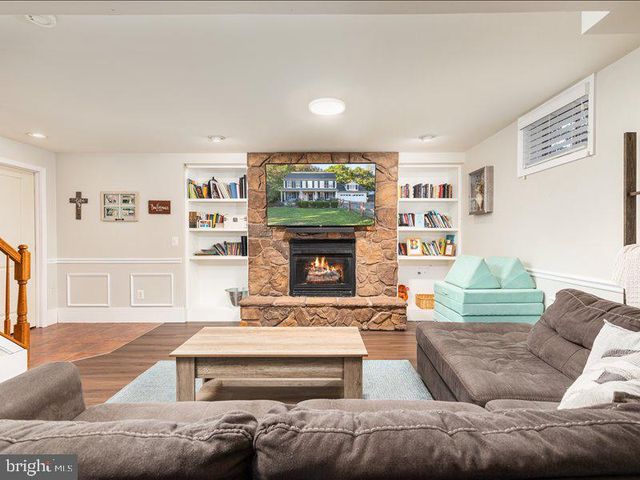 209 E A ST, Purcellville, VA 20132