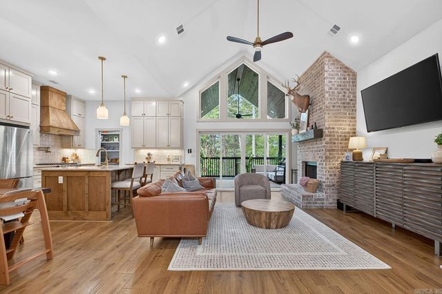 77 Letrista Dr, Hot Springs Village, AR 71909