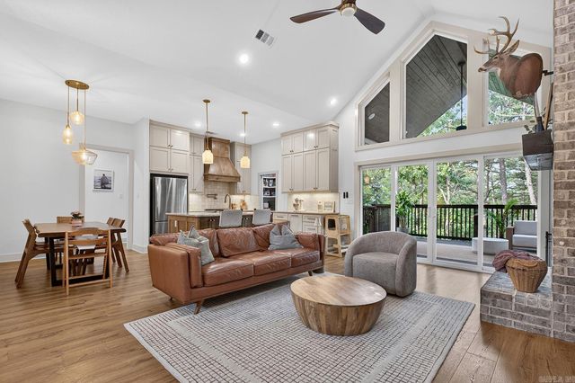 77 Letrista Dr, Hot Springs Village, AR 71909
