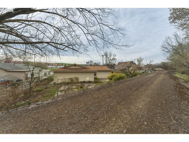 1427 WILKENSON St, Milton Freewater, OR 97862