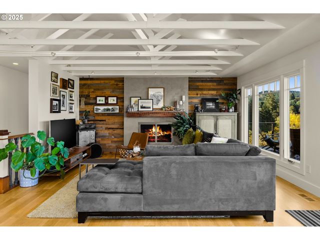 20805 Ne BIG FIR Ln, Dundee, OR 97115