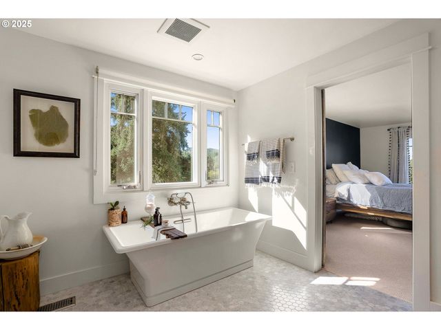 20805 Ne BIG FIR Ln, Dundee, OR 97115