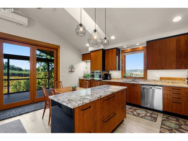 20805 Ne BIG FIR Ln, Dundee, OR 97115