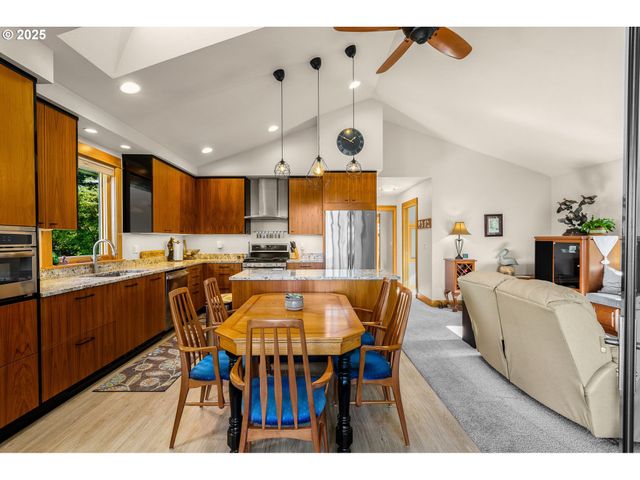 20805 Ne BIG FIR Ln, Dundee, OR 97115