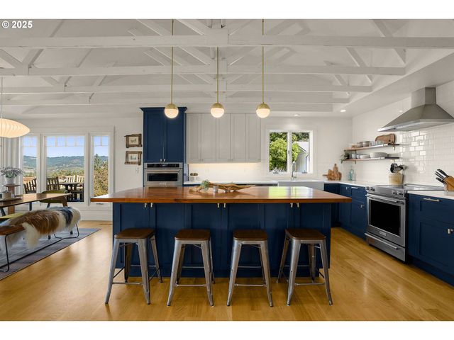 20805 Ne BIG FIR Ln, Dundee, OR 97115