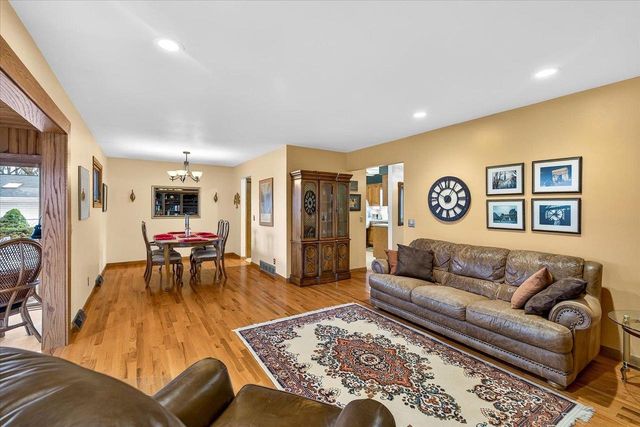 2306 Woodcrest Drive, Portage, WI 53901