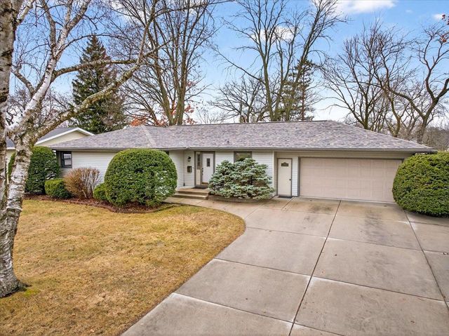 2306 Woodcrest Drive, Portage, WI 53901