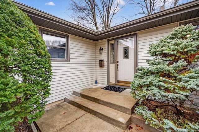 2306 Woodcrest Drive, Portage, WI 53901