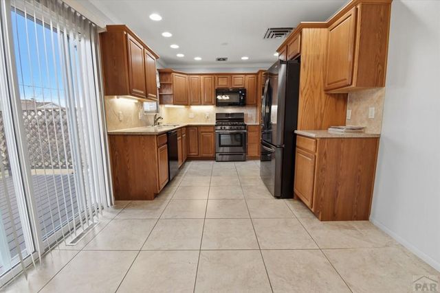 2130 Oakwood Lane, Pueblo, CO 81005