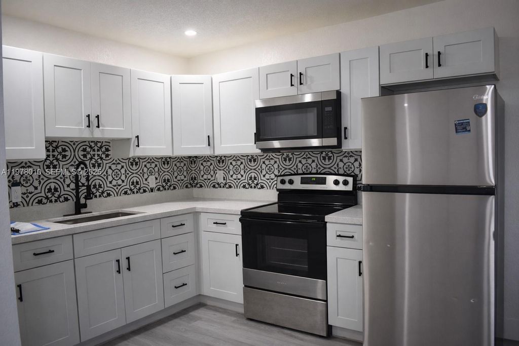 900 NW 8th Ave 3, Pompano Beach, FL 33060