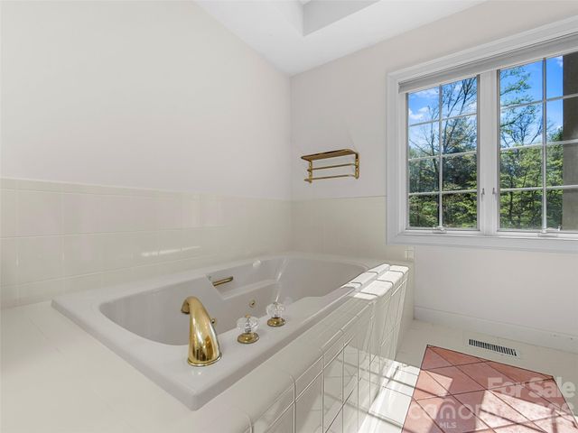 3 Fir Tree Lane, Asheville, NC 28803