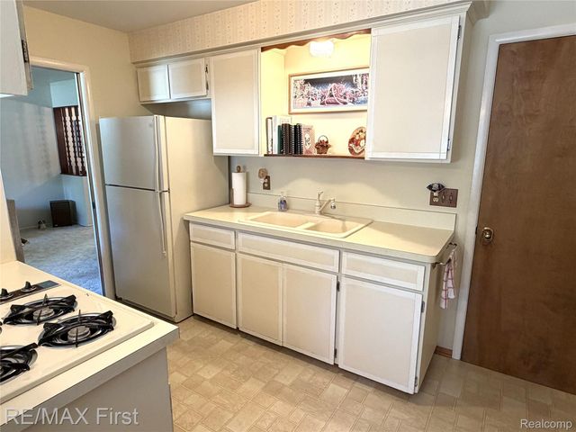 25886 Masch Avenue, Warren, MI 48091