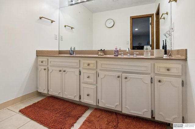 11819 Jefferson Plaza, Omaha, NE 68137