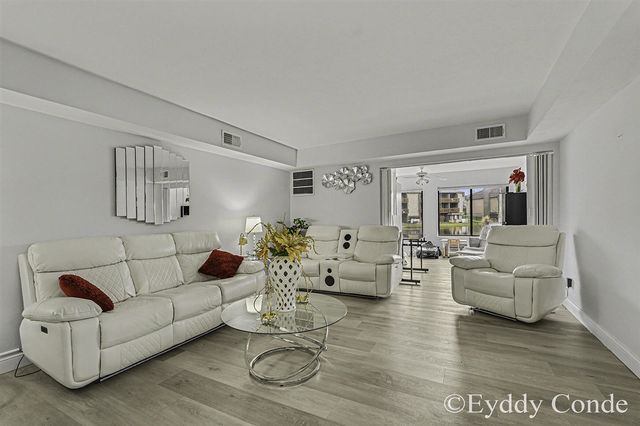 2945 Byron Center Avenue E, Wyoming, MI 49519