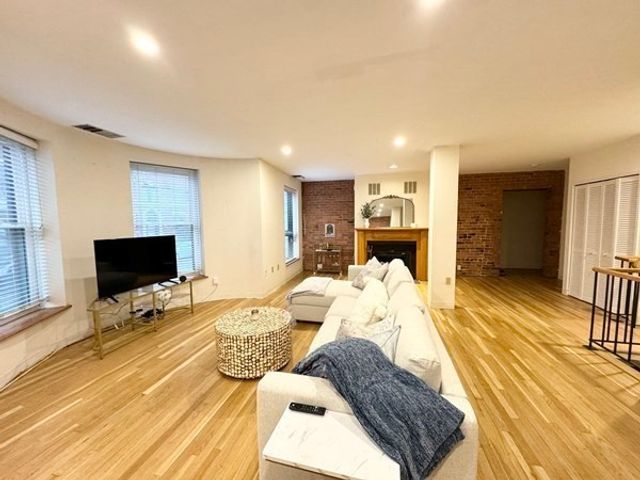 96 Gainsborough Street 103W, Boston, MA 02115