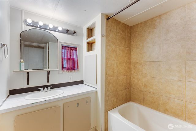 215 North Avenue, Kelso, WA 98626