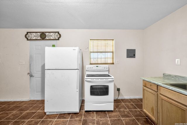 18883 Lagloria Rd, Elmendorf, TX 78112