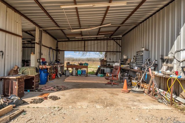 18883 Lagloria Rd, Elmendorf, TX 78112